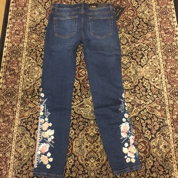 🆕💙Listing. Embroidered Skinny Jeans - Picture 6 of 8
